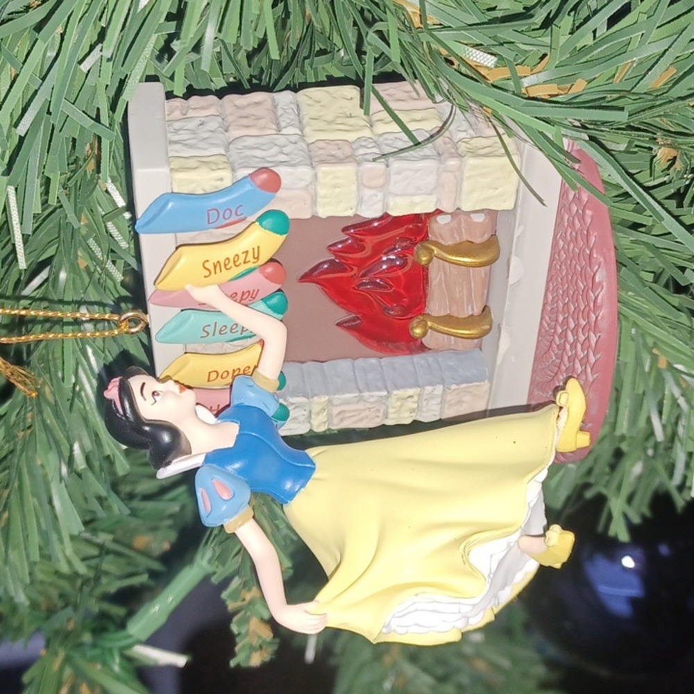 Disney Snow White Dwarfs Stockings & Fireplace Light Up Christmas Ornament 1990s